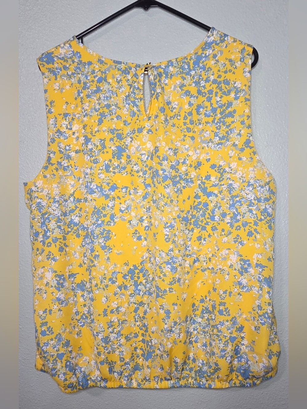 Liz Claiborne-Yellow Floral Sleeveless Blouse with Gold Ring Detail – Size XL - Picture 2 of 8